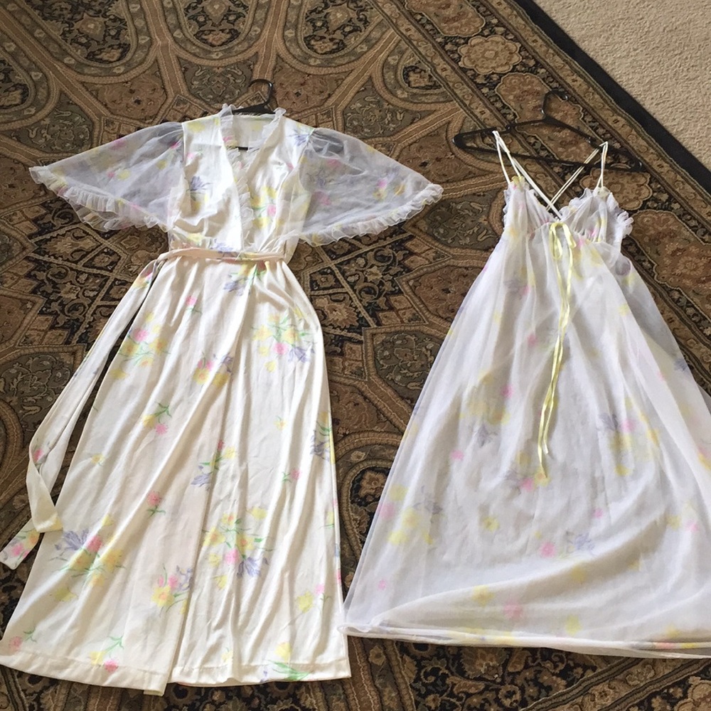 Gorgeous Vintage Nightgown and Matching Robe!